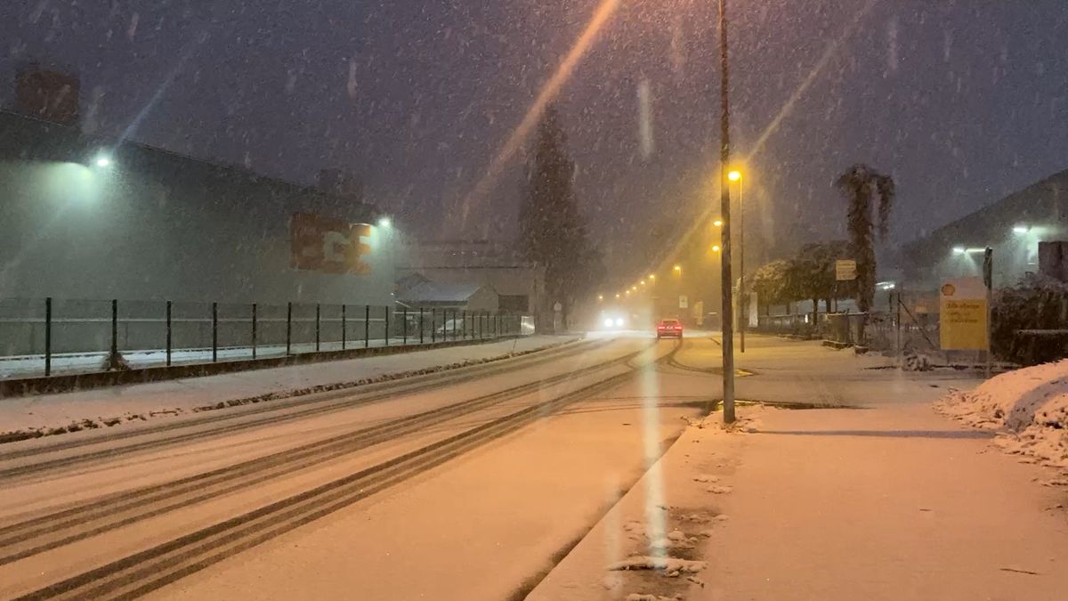 Řidiči v Česku bojují s prvním sněhem